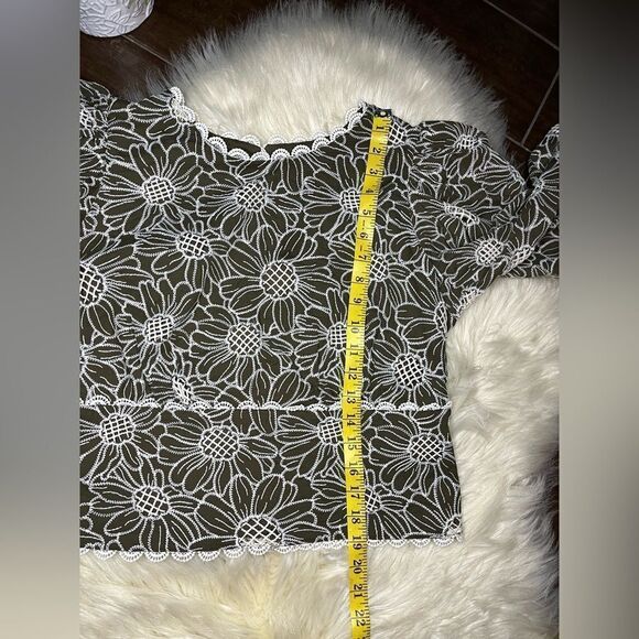 Express olive green embroidered eyelet open back bubble sleeve blouse sz Large - Picture 9 of 10